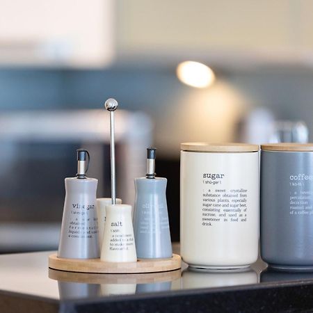Songs Of The Lake By Lagom - Bonnington Apartment Jumeirah Lake Towers, Dubai Bagian luar foto