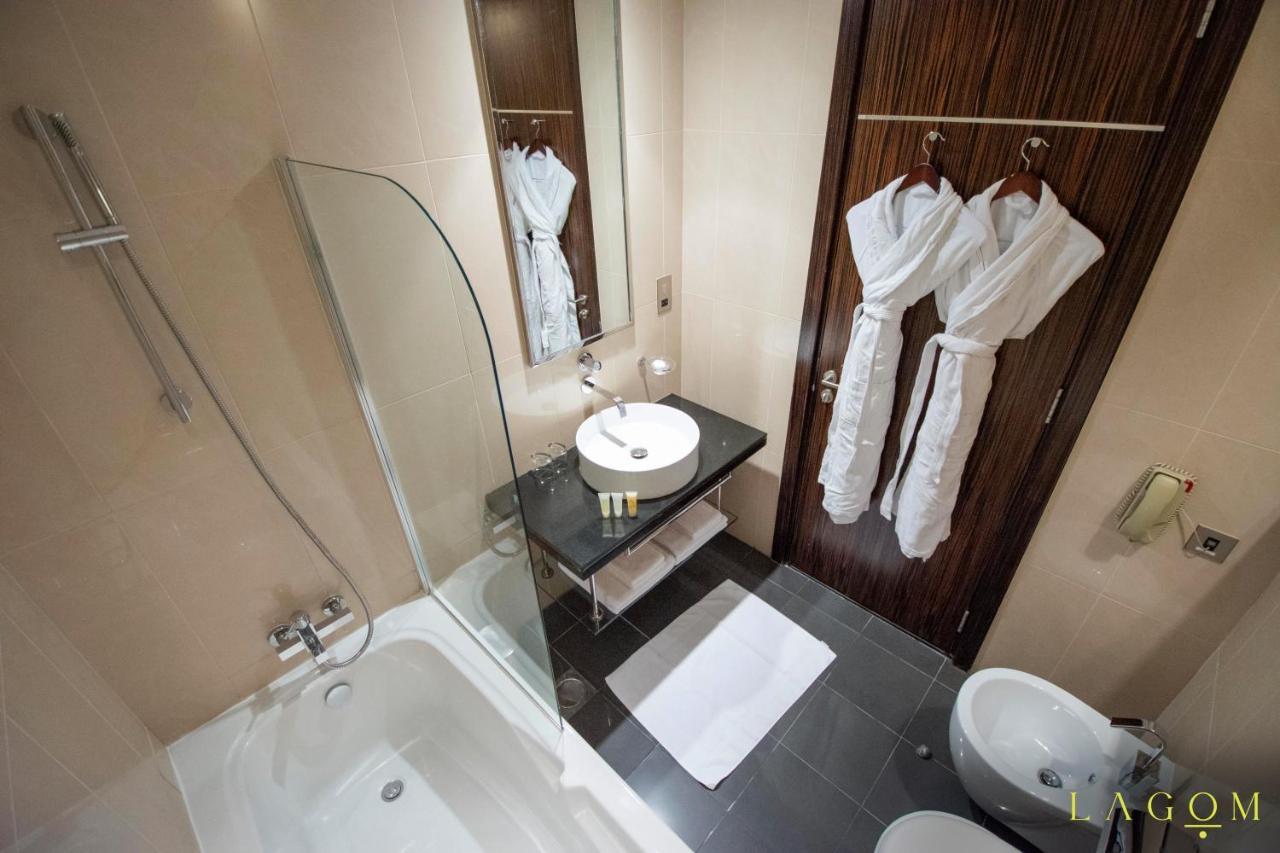 Songs Of The Lake By Lagom - Bonnington Apartment Jumeirah Lake Towers, Dubai Bagian luar foto