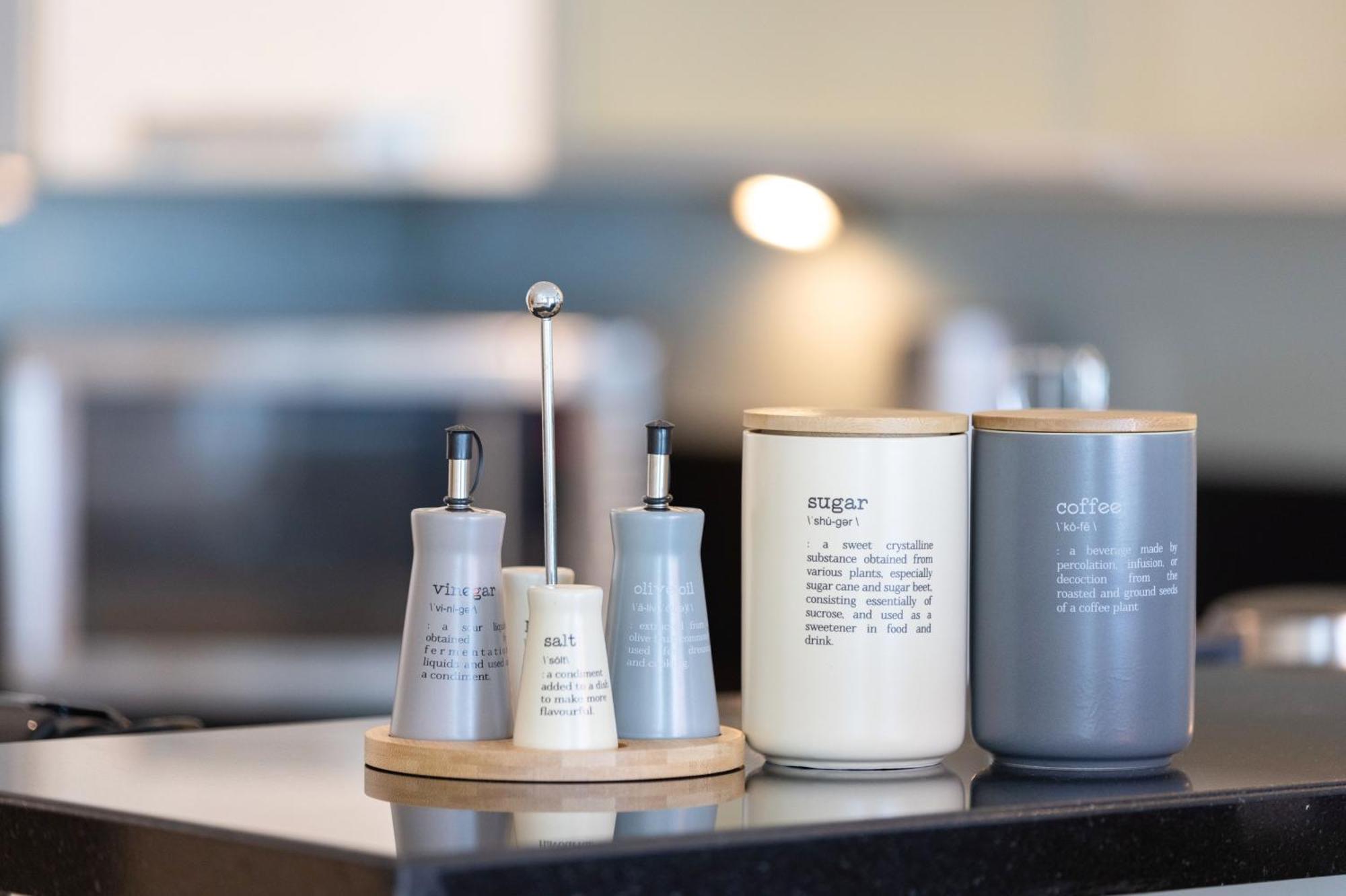 Songs Of The Lake By Lagom - Bonnington Apartment Jumeirah Lake Towers, Dubai Bagian luar foto